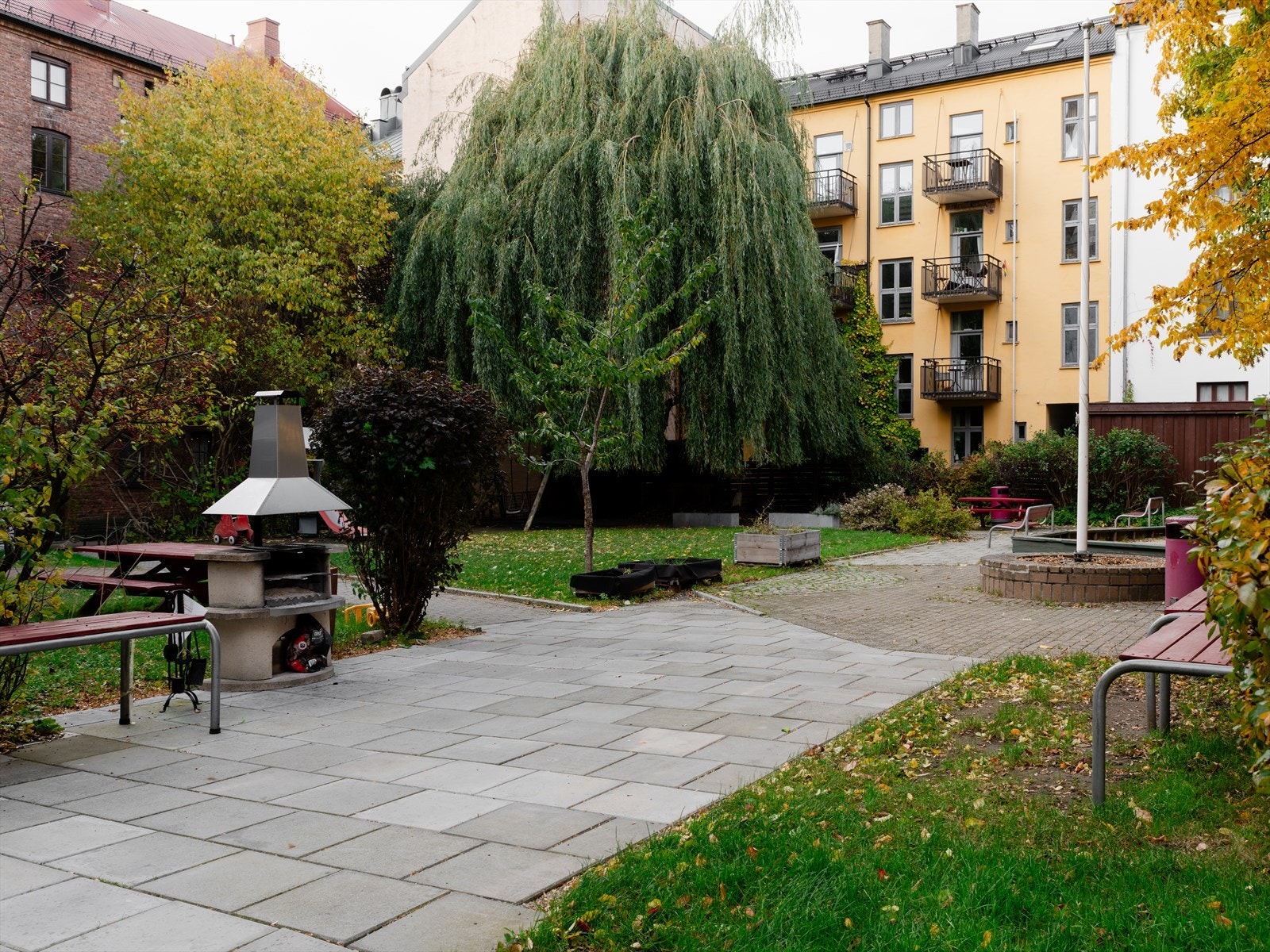 Hyggelige sittegrupper og grøntarealer i bakgården. Galleribilde