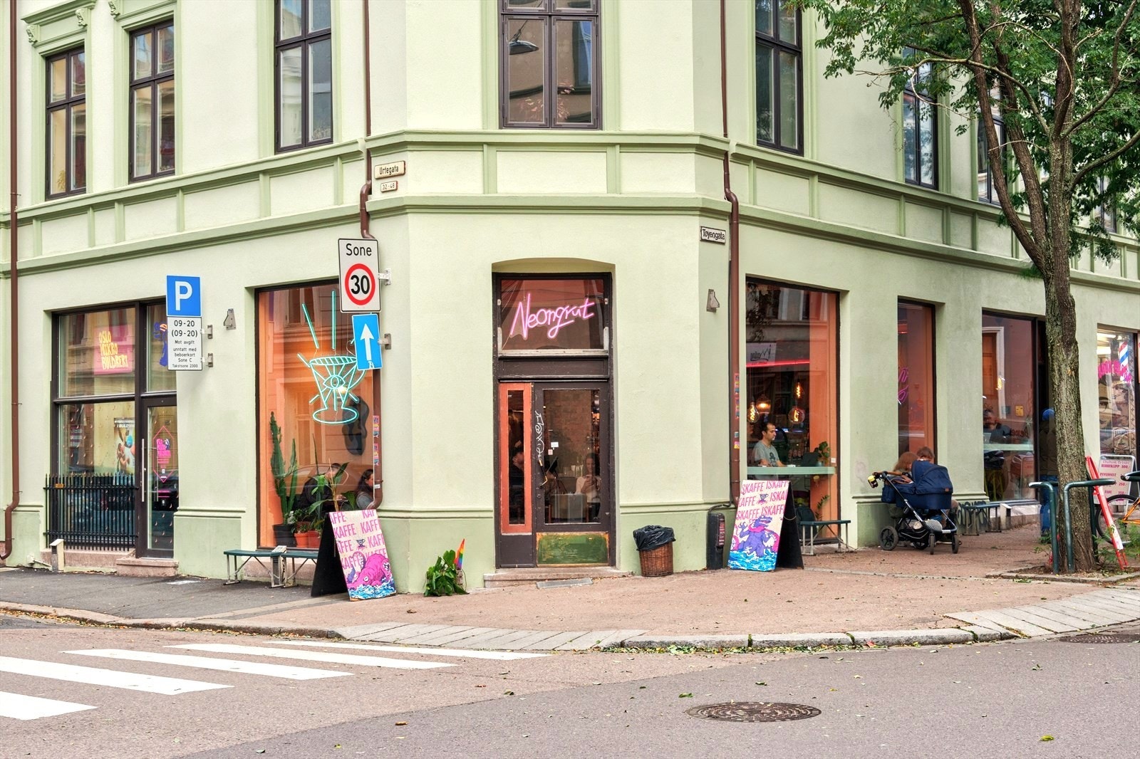 Neongrut i umiddelbar nærhet til leiligheten. Galleribilde