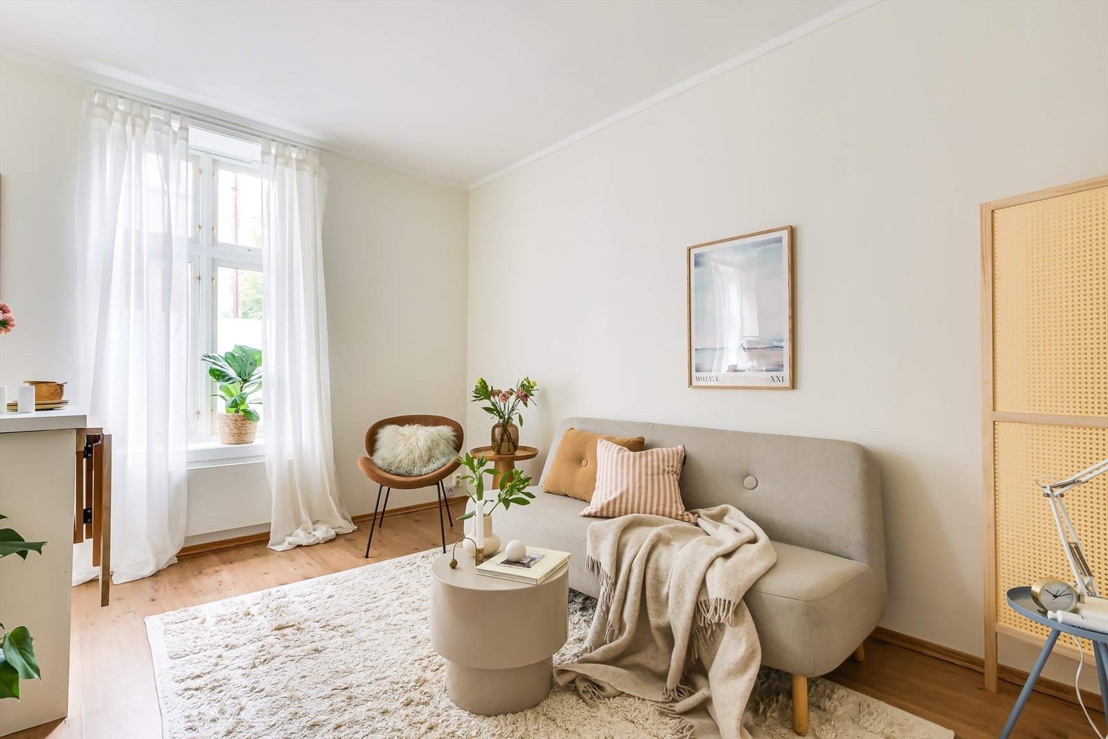 Leiligheten utgjør en arealeffektiv studioleilighet, beliggende "midt i smørøyet" på Tøyen med kort vei til absolutt alt hoedstaden har å by på. Galleribilde