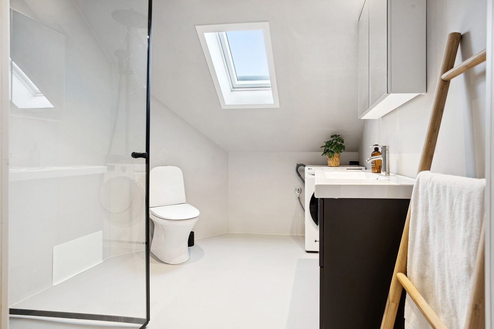 Like ved inngangspartiet finner vi leilighetens bad. Galleribilde