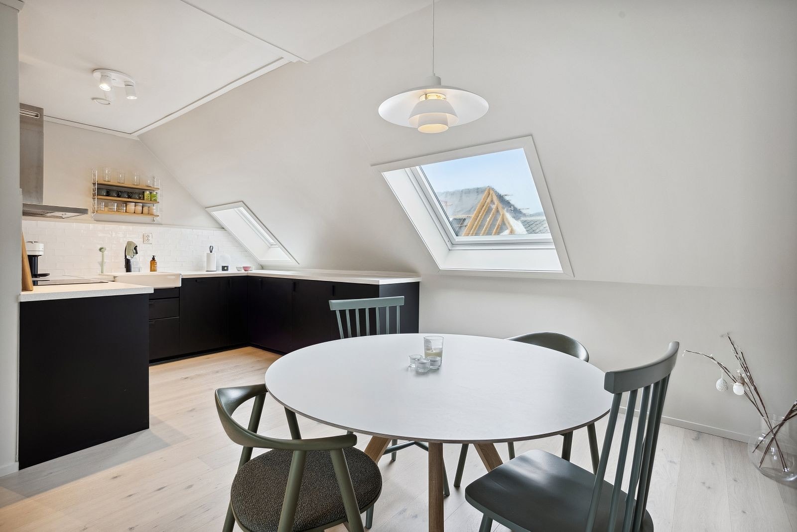 Mellom kjøkken og stue er det spisebord med stoler. Galleribilde