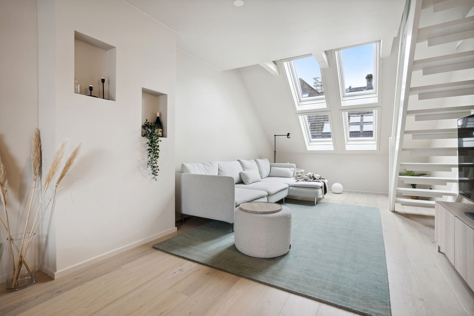 Store takvinduer sørger for godt med lyssinnlipp i både stue og kjøkken. Galleribilde