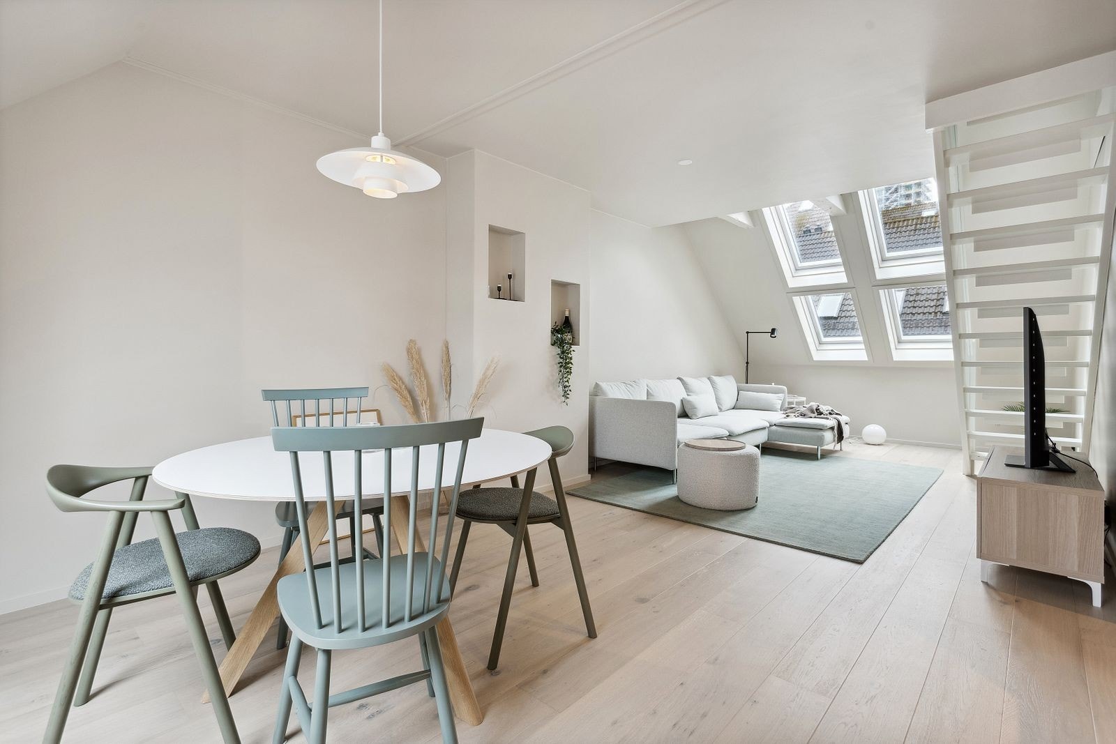 Åpen og sosial løsning mellom stue og kjøkken. Galleribilde