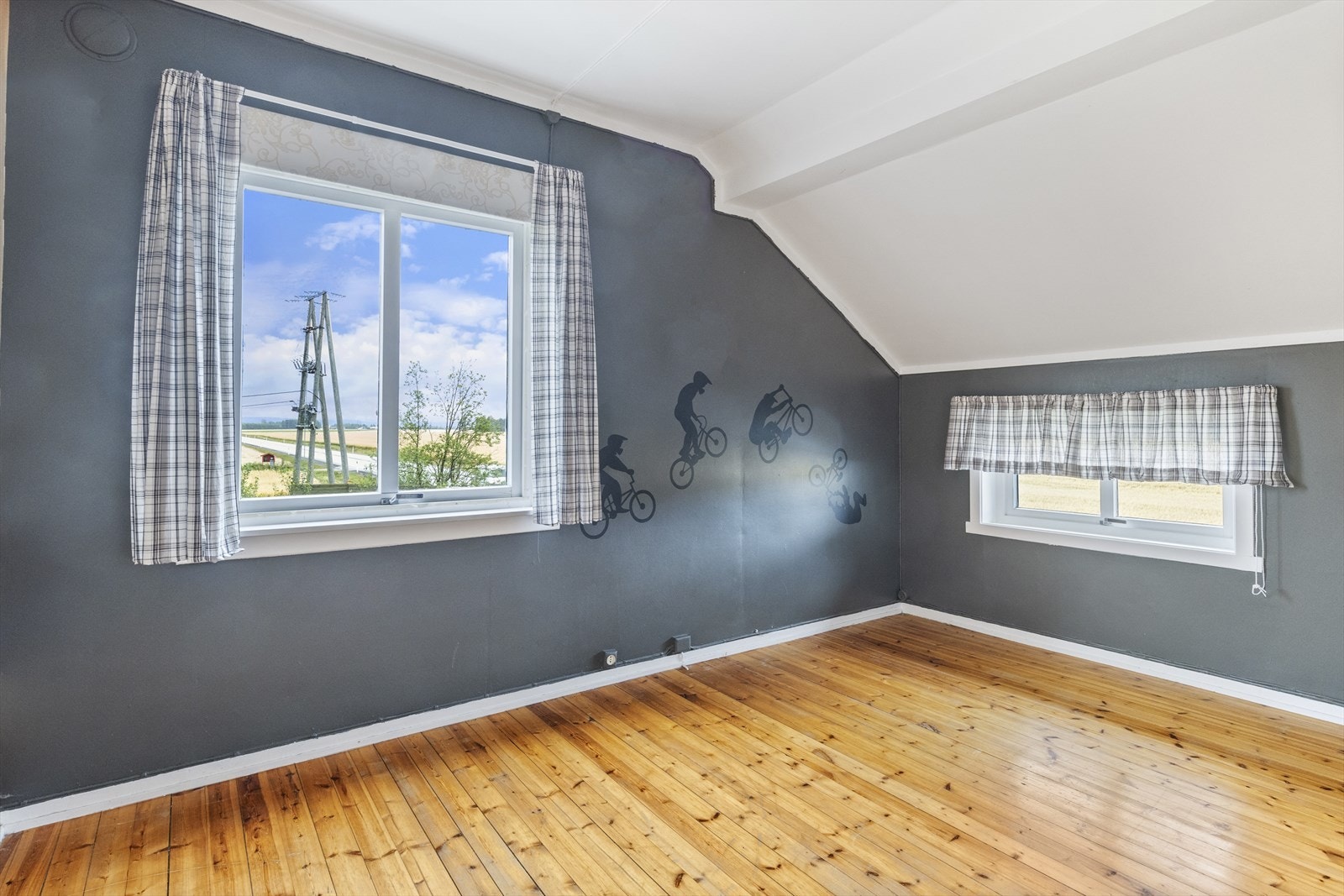Soverom 2 med tilkomst fra gangen i 2. etasje, har vindu med et trivelig utsyn mot hage, åker og eng i sør. Det er behandlet tre på gulv, malte plater på vegg og i himling. Galleribilde