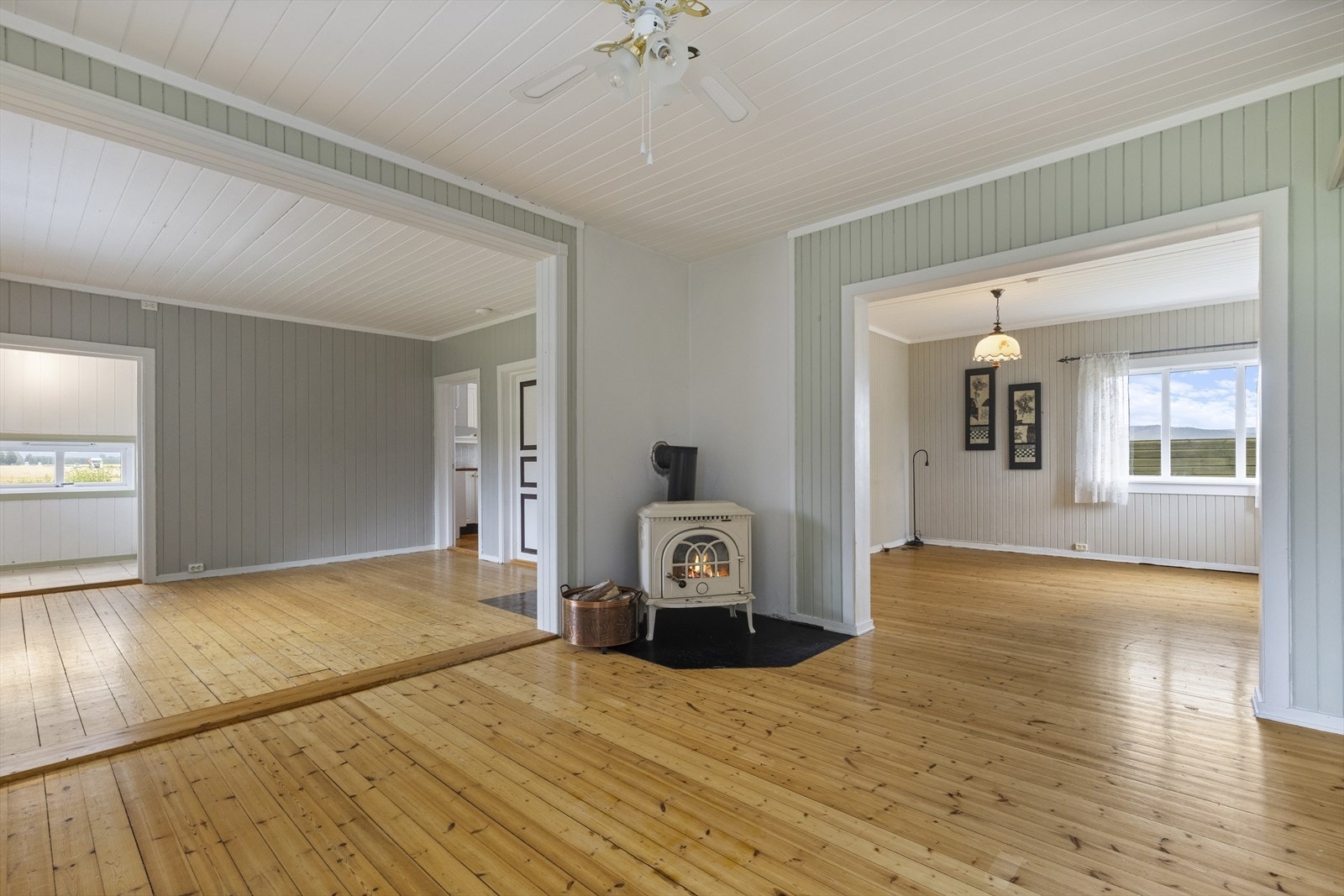 Stuen og spisestuen er lys, luftig og romslig, i en åpen vinklet løsning. Her godt med uttak til strøm. Galleribilde