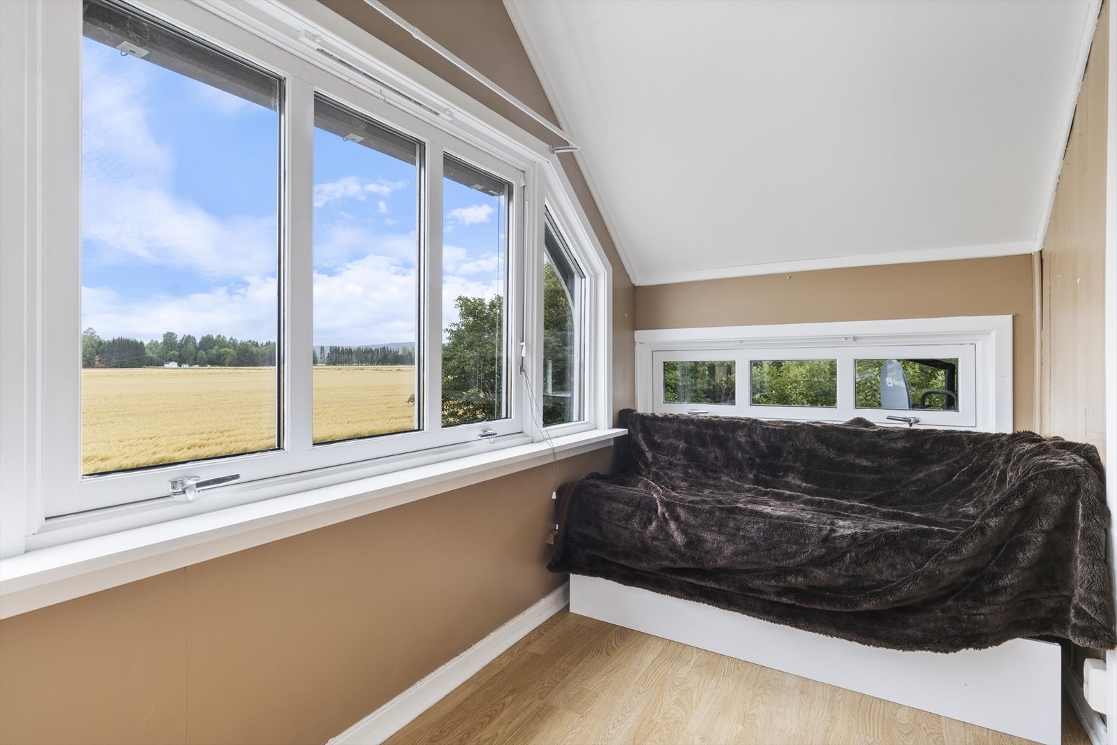 Det er en fin utsikt mot åker og eng i vest fra karnappen, som har flere bruksmuligheter. Galleribilde