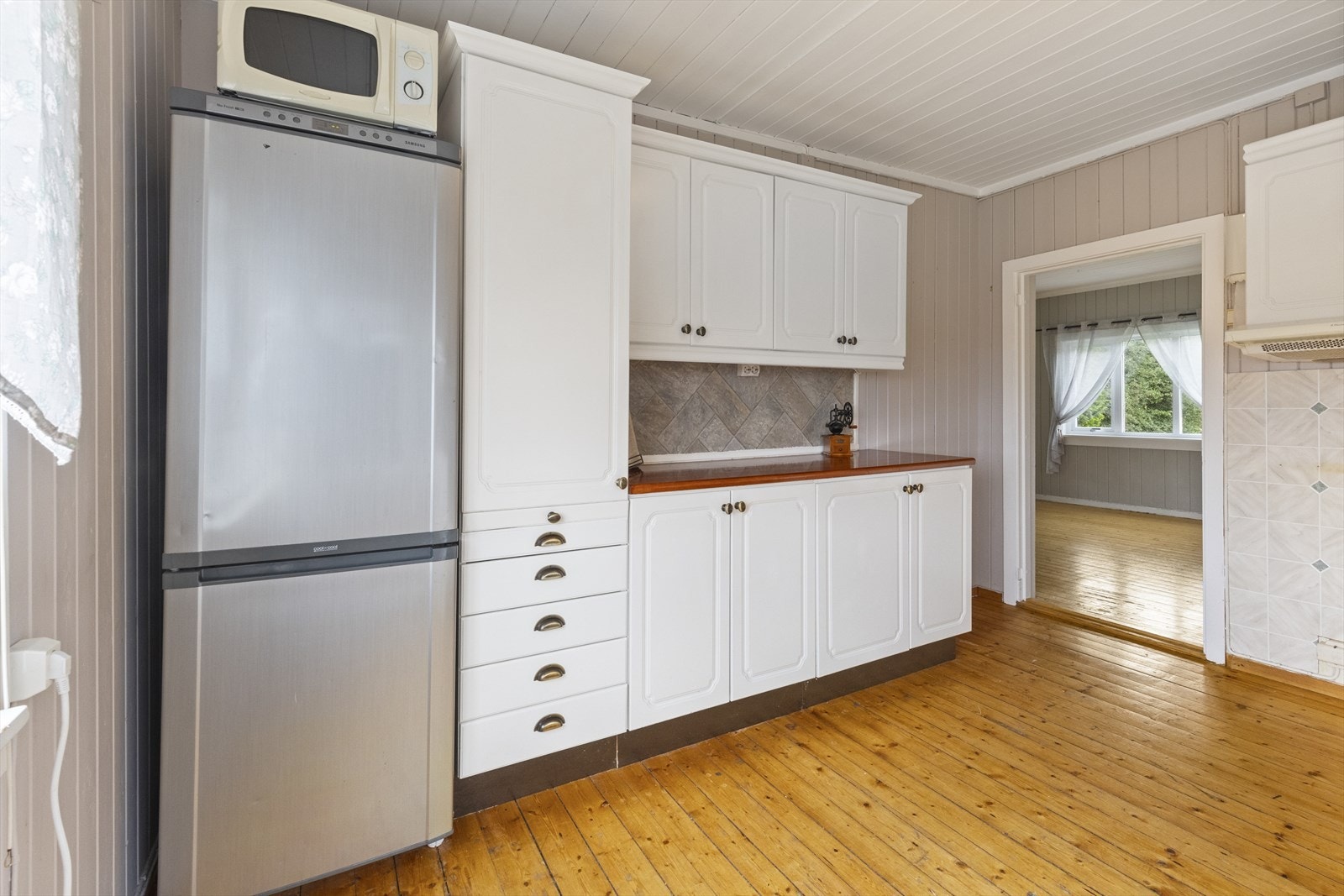 Kjøkkenet er romslig med plass til hvitevarer i nisjer og det er mulighet for oppvaskmaskin. Galleribilde