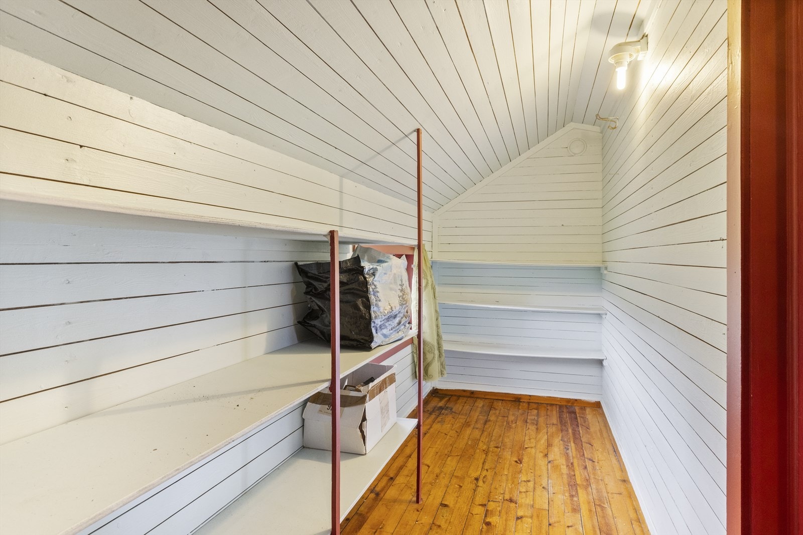 Det er 2 innvendige boder i knevegg, hvorav den ene boden har vindu mot gårdsplass i øst. Galleribilde