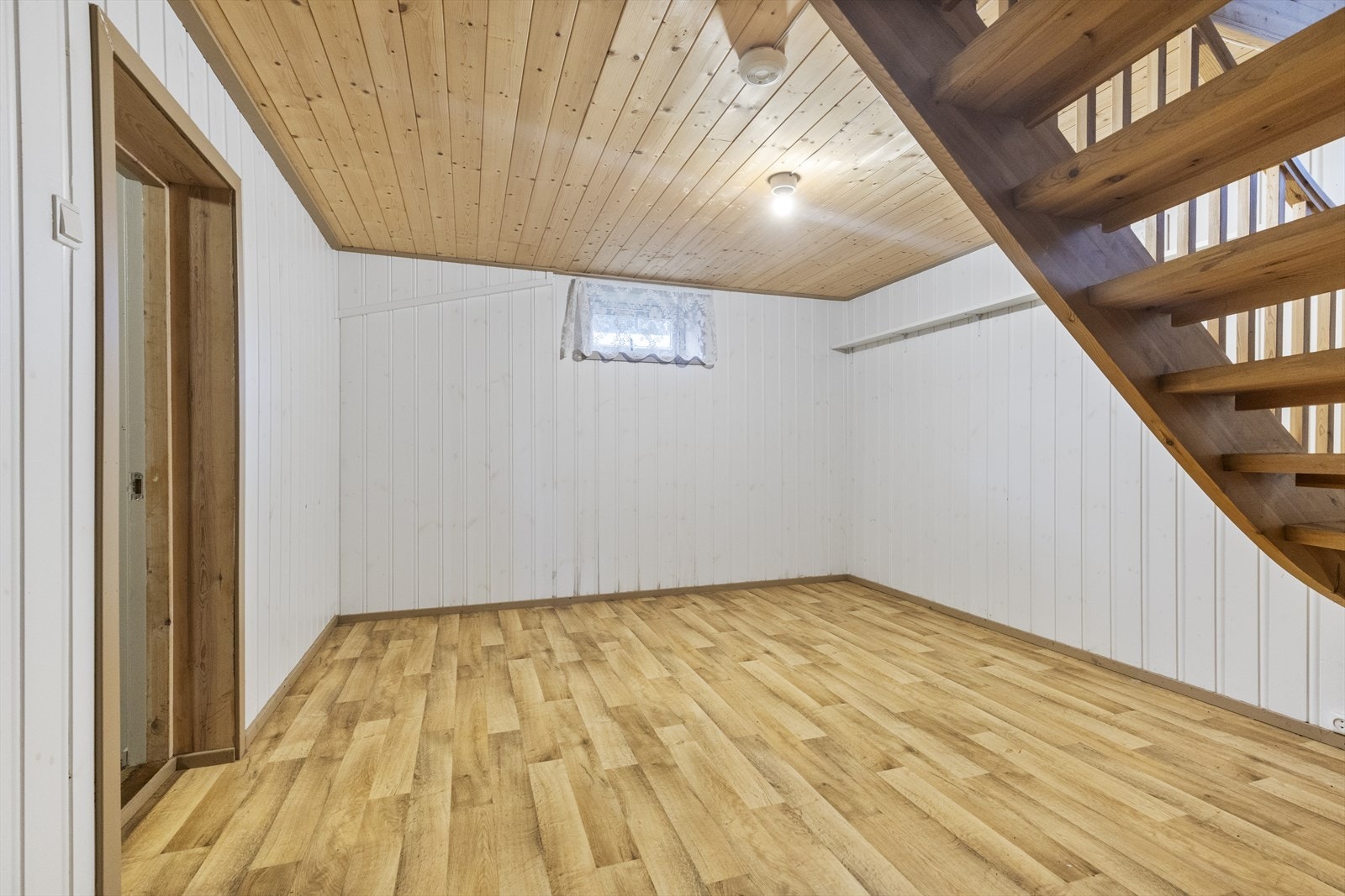 Kjellerrommet har vært brukt som kjellerstue og har tilkomst til kjeller- /teknisk rom med egen utgang. Galleribilde