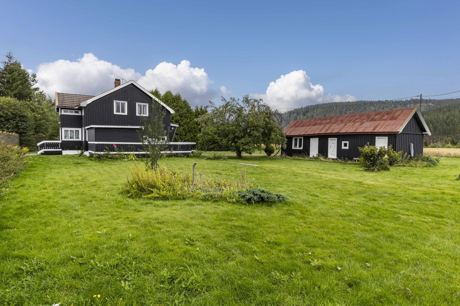 Eiendommen har stor beplantet hage som egner seg godt til mange aktiviteter. Hagen er skjermet med støyskjerm mot Solørvegen og trær mot tilleggs tomten mot nord. Galleribilde