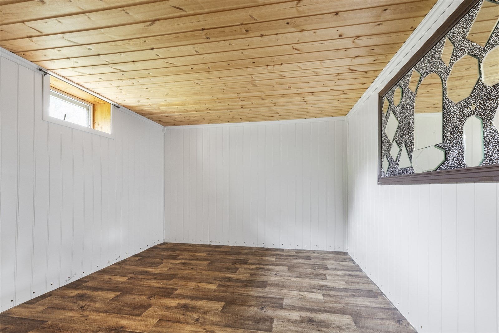 Nordøst vendt kjellerrom med flere bruksmuligheter, har en delvis åpen løsning til rommet ved siden av. Galleribilde