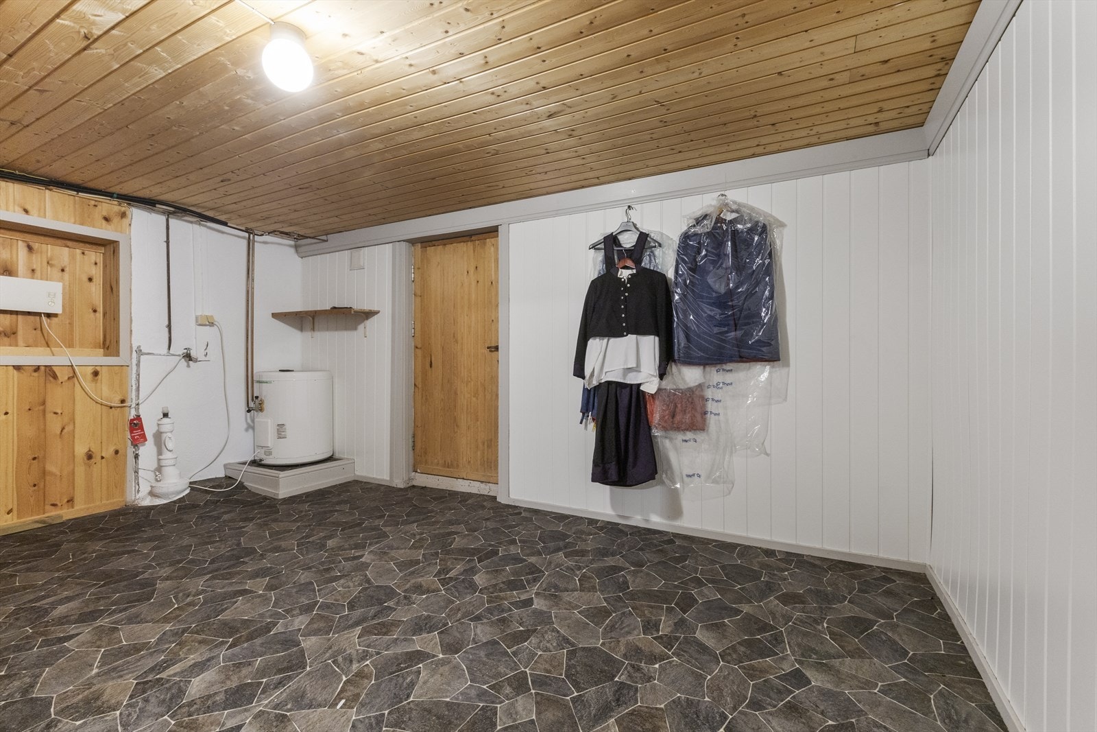 Kjellerrommet mot sørøst har egen utgang. Både vv-bereder og stoppekran er plassert i rommet. Galleribilde