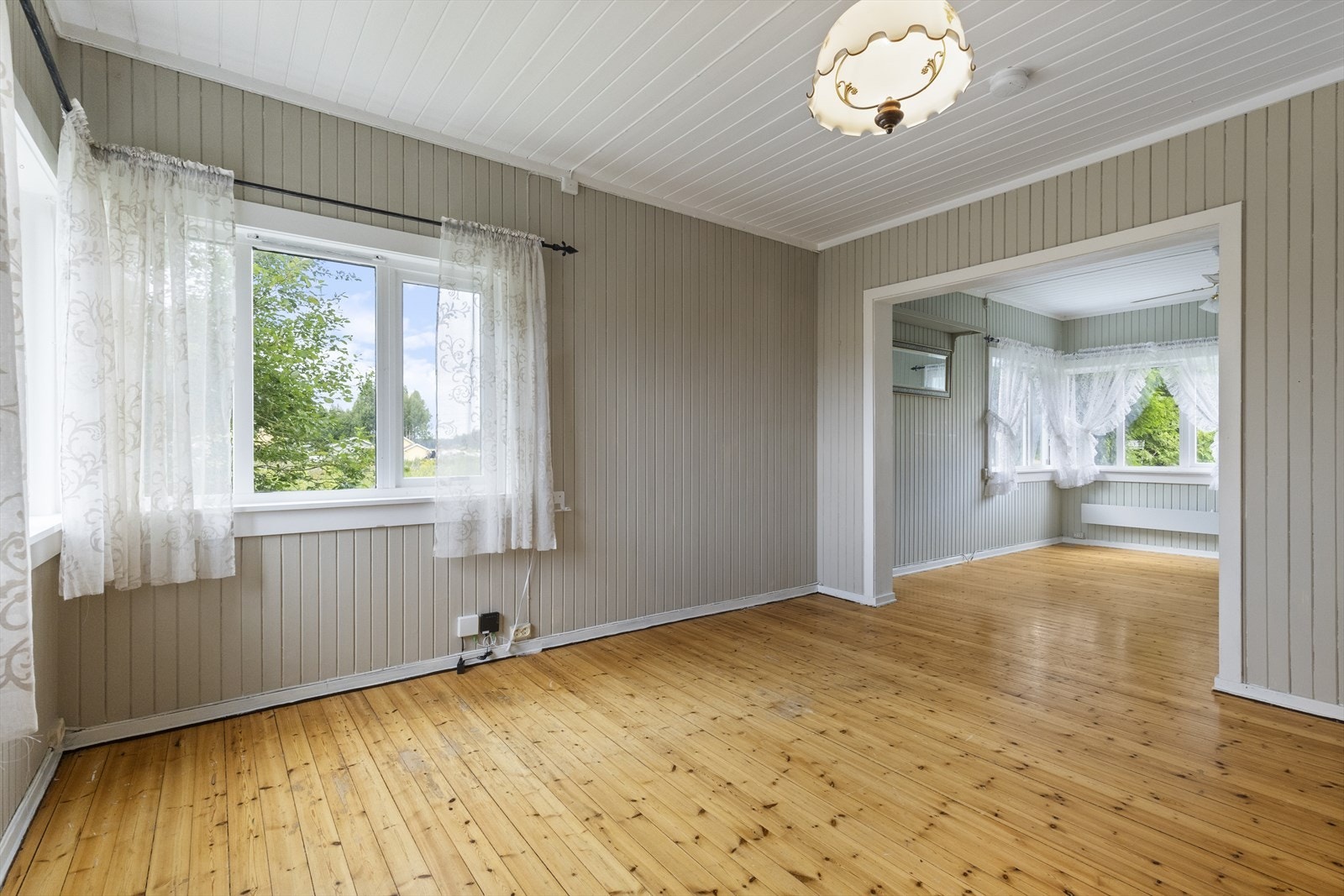 Stuene har mange vindusflater, med utsyn mot 3 sider av eiendommen. Galleribilde