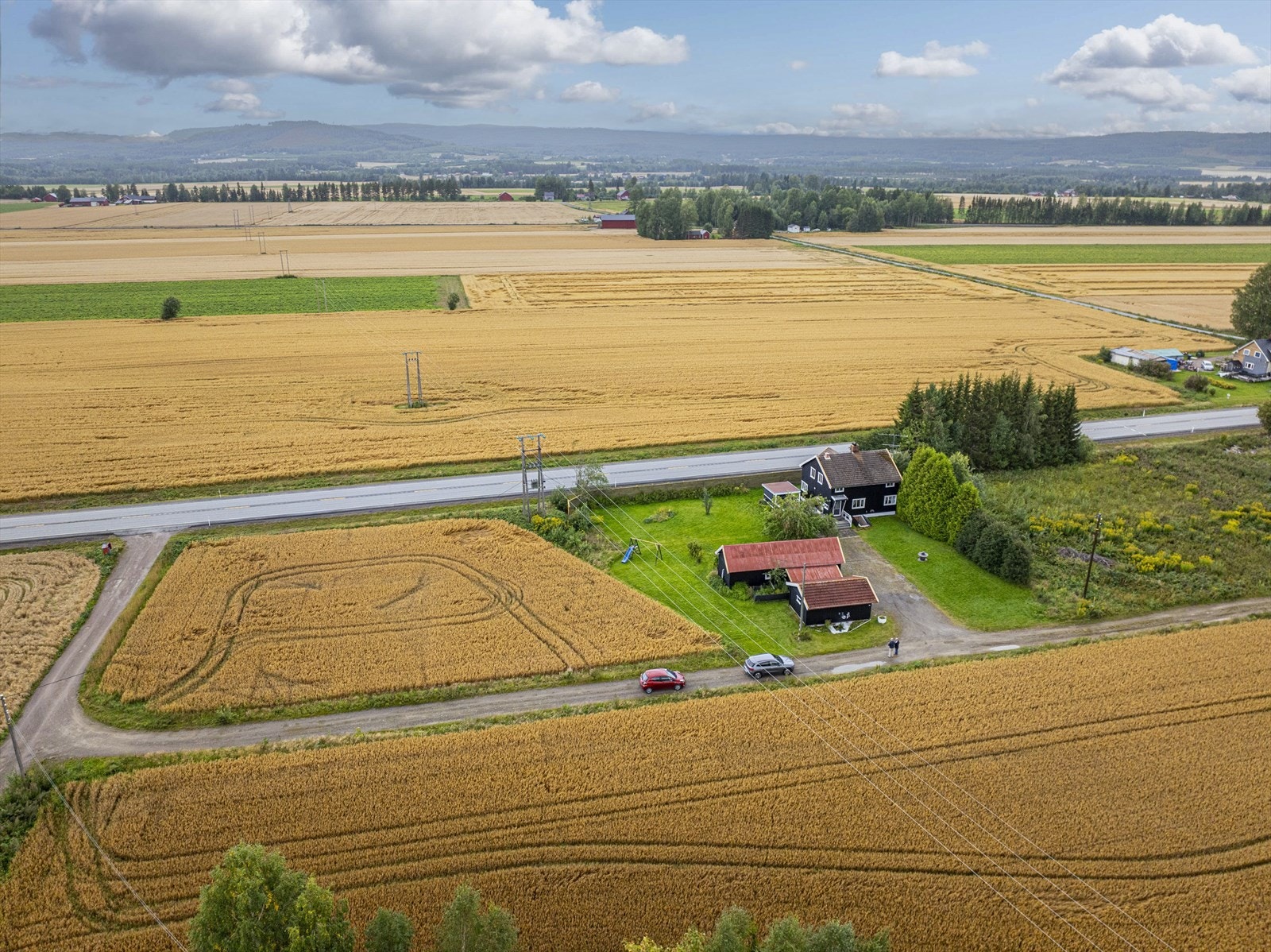 Eiendommen grenser til åker og eng mot sør, øst og vest. Galleribilde