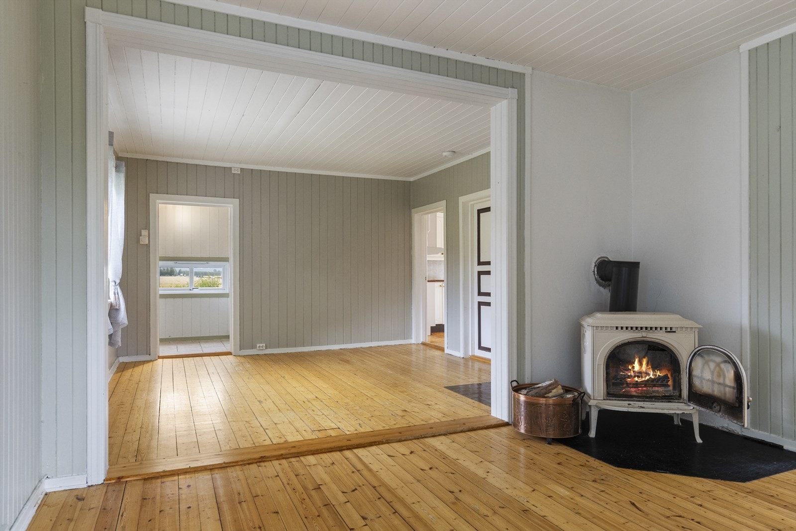 Stuen mot spisestuen og vindfang/gang. Galleribilde