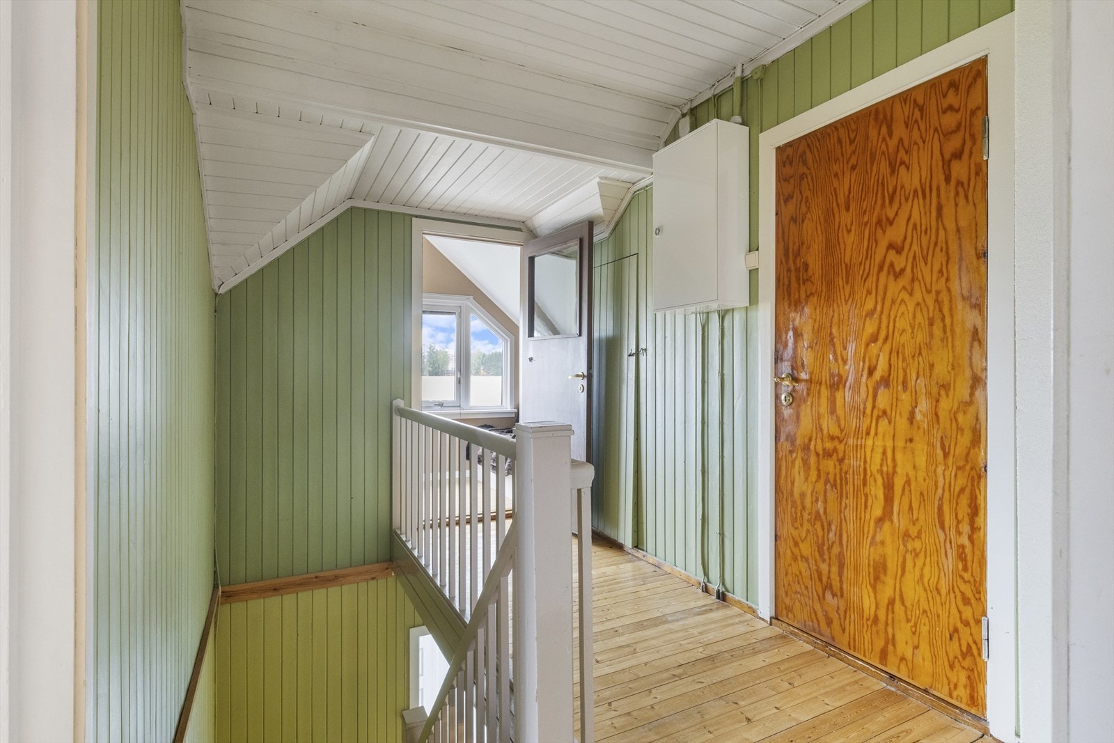 Trappegangen i 2. etasje med sikringsskap montert på vegg og tilkomst til innglasset karnapp med utsikt mot åker og eng i vest. Galleribilde