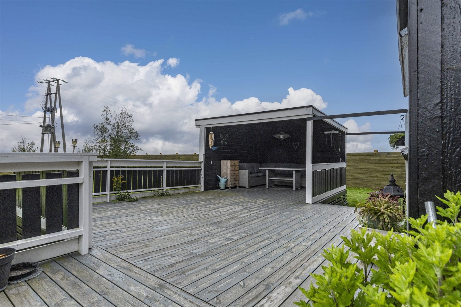 Terrassen har et praktisk hageskjul med god plass til hagemøbler, grill m.m. Galleribilde