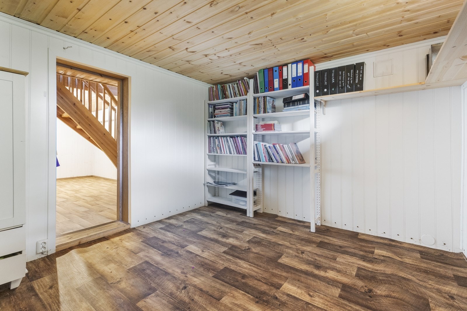 Romslig kjellerrom på nordvestlig side av boligen med adkomst fra kjellerstuen. Galleribilde