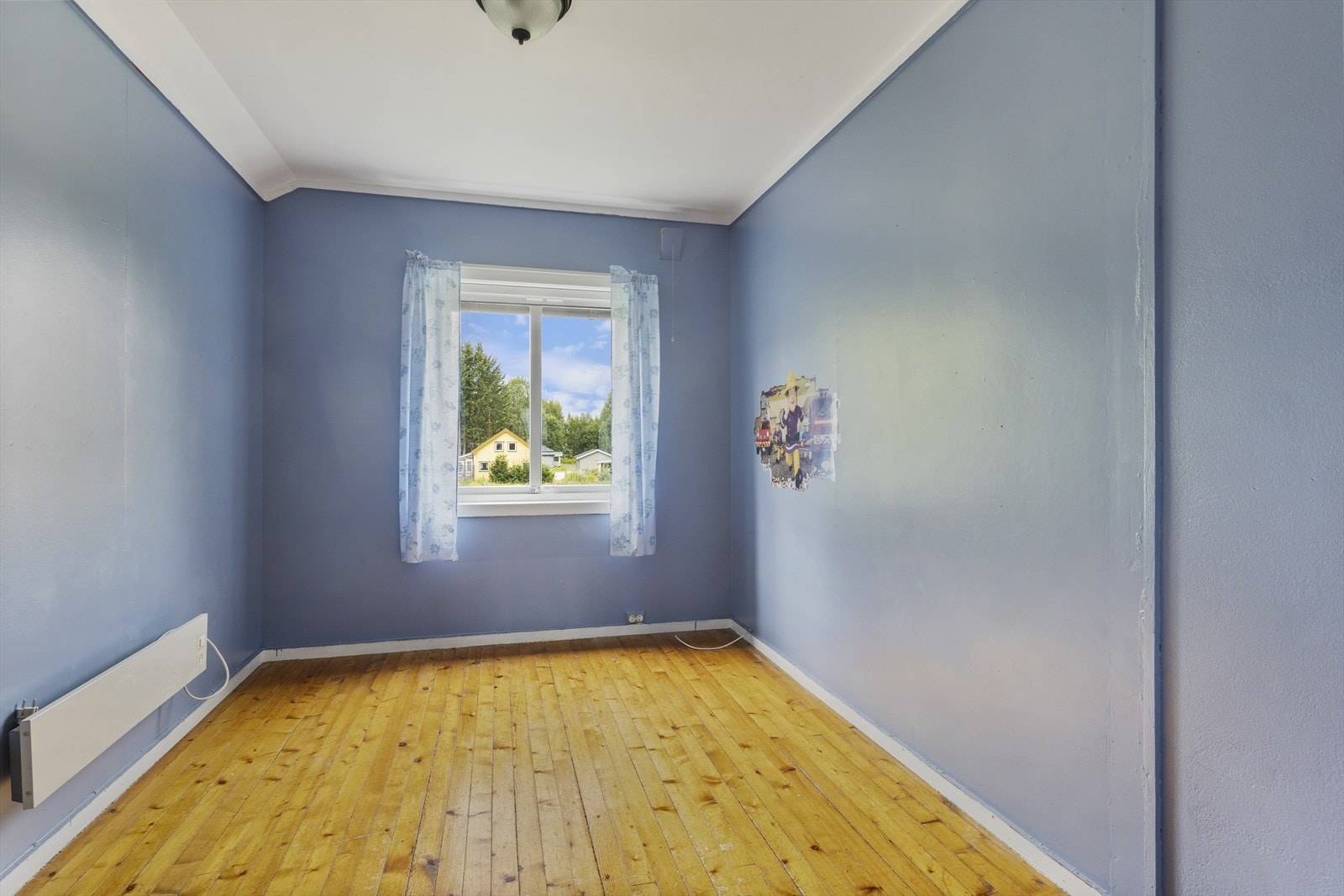 Soverom 3 er er beliggende vegg-i-vegg med soverom 1 og har vindu med utsyn mot nord. Det er behandlet tre på gulv, malte plater på vegg og i himling. Galleribilde