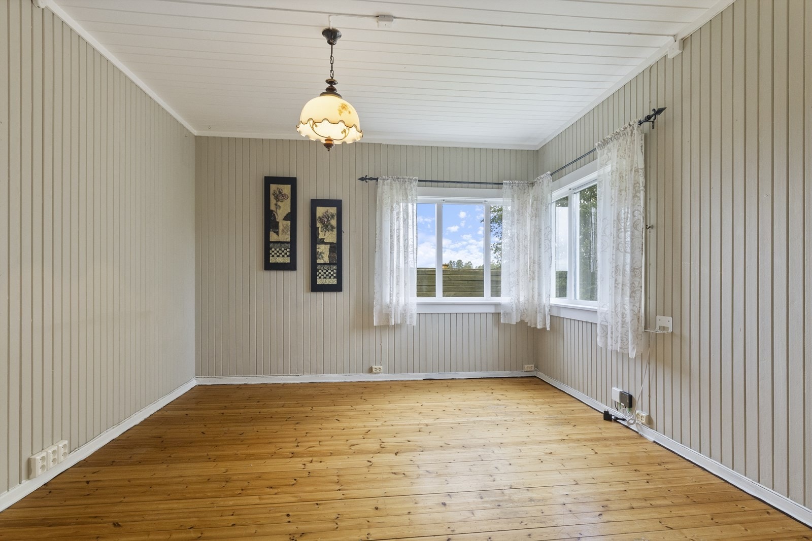 Enden av stuen har vindu mot vest og nord, uttak til TV/internett og passer ypperlig til TV/media stue. Galleribilde