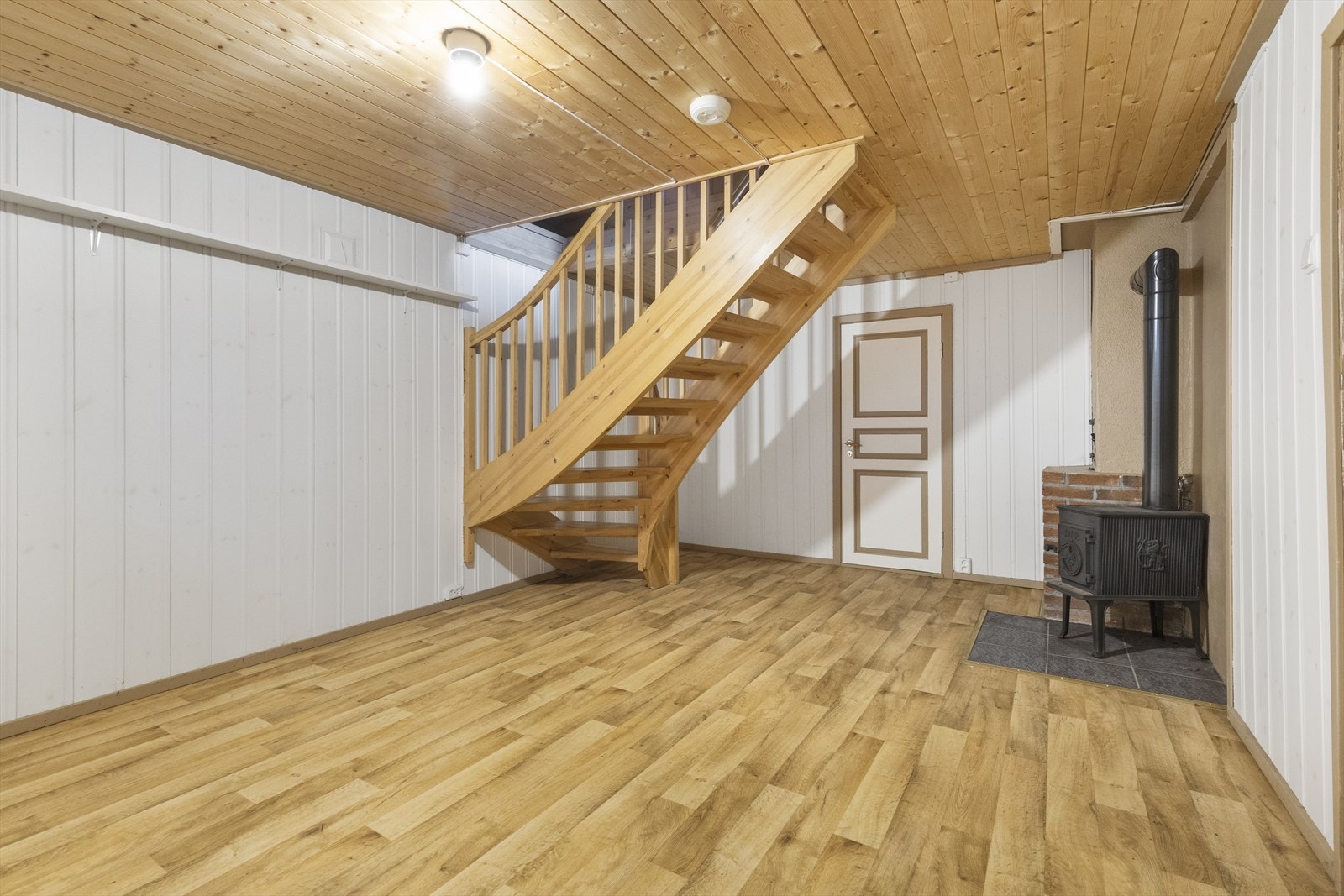 Kjellerrom med vedovn, trapp ned fra 1. etasje. Galleribilde