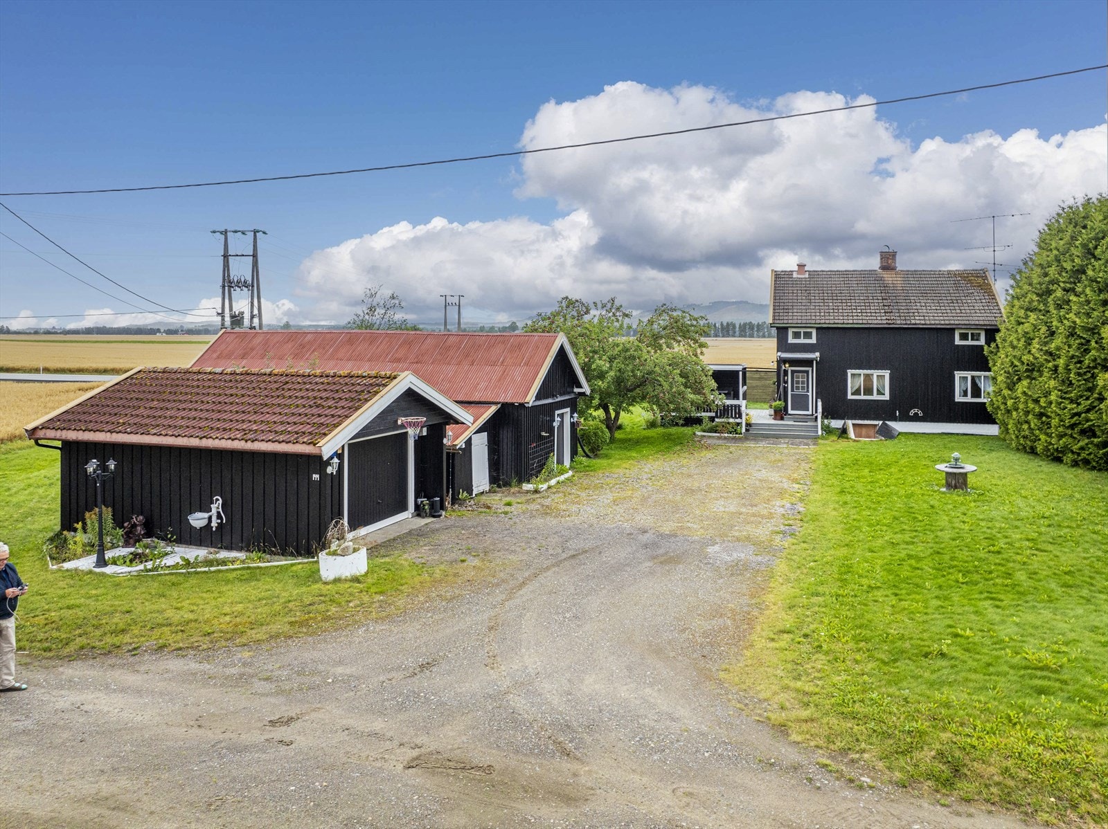 På gårdsplassen er det både garasje og et uthus med flere boder. Galleribilde