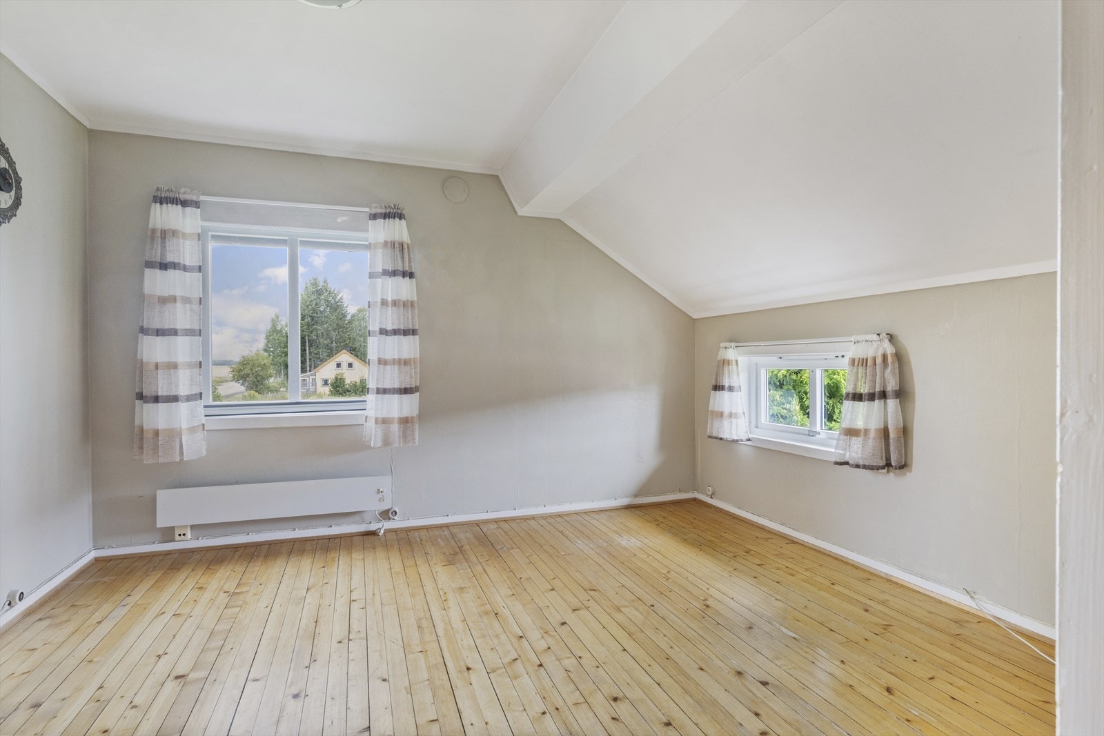 Soverom 1 er romslig med garderobeskap, vindu med montert myggnetting mot nord og vindu mot gårdsplass i øst. Rommet har tilkomst fra gangen i 2. etasje og har behandlet tregulv, malte plater på vegg og i himling. Galleribilde