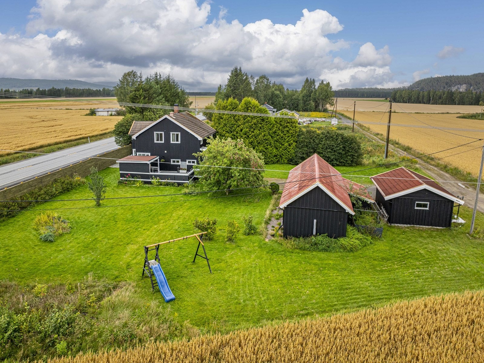 Eiendommen har pent beplantet stor hage i landlige omgivelser med kort vei til Flisa. Galleribilde