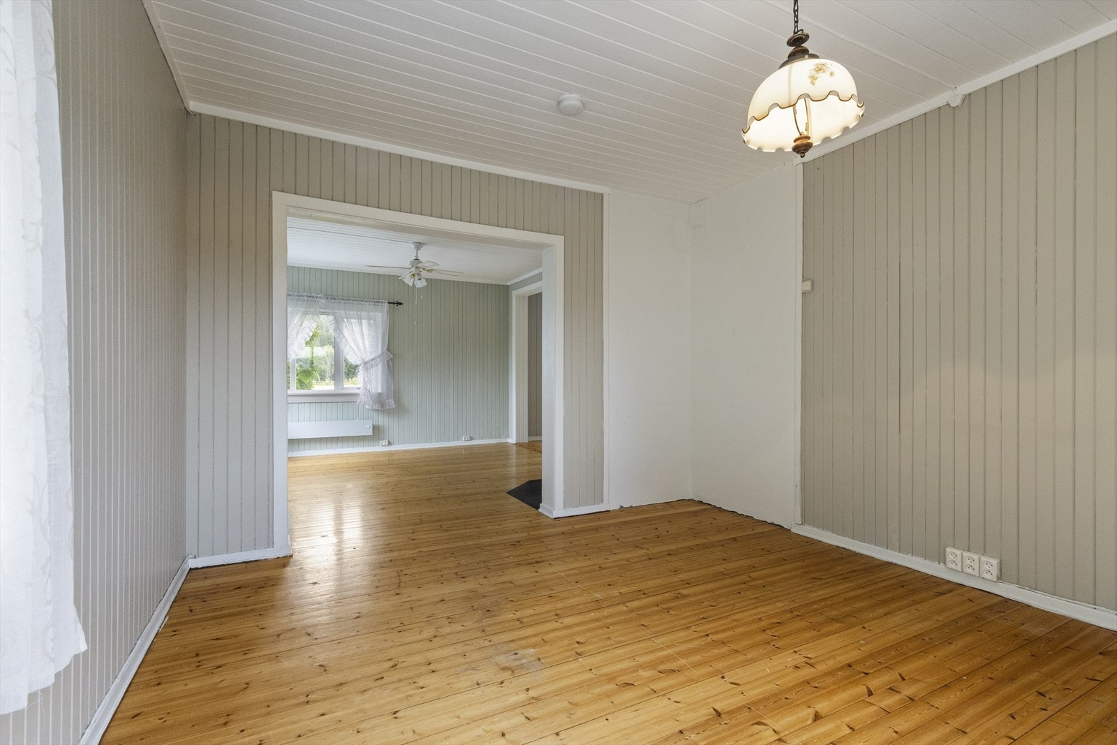 Stuene har løsninger, som gir flere soner med forskjellige løsninger til innredning og møblering. Galleribilde