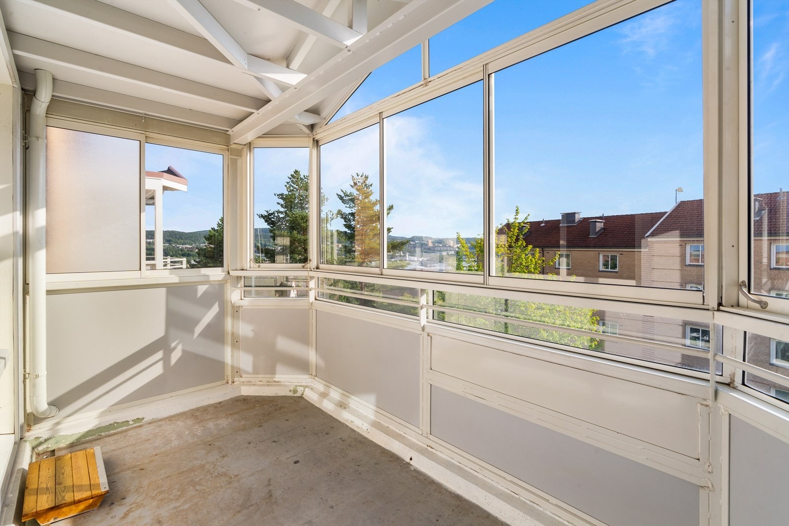 Sydvestendt herlig innglasset balkong med gode solforhold og utsikt over grøntområder Galleribilde