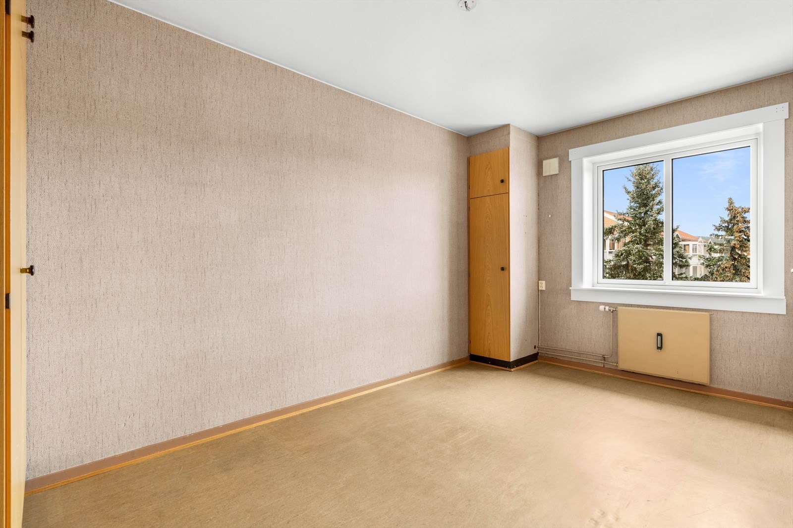 Boligens soverom er romslig og luftig med god plass til dobbeltseng og tilhørende nattbord Galleribilde