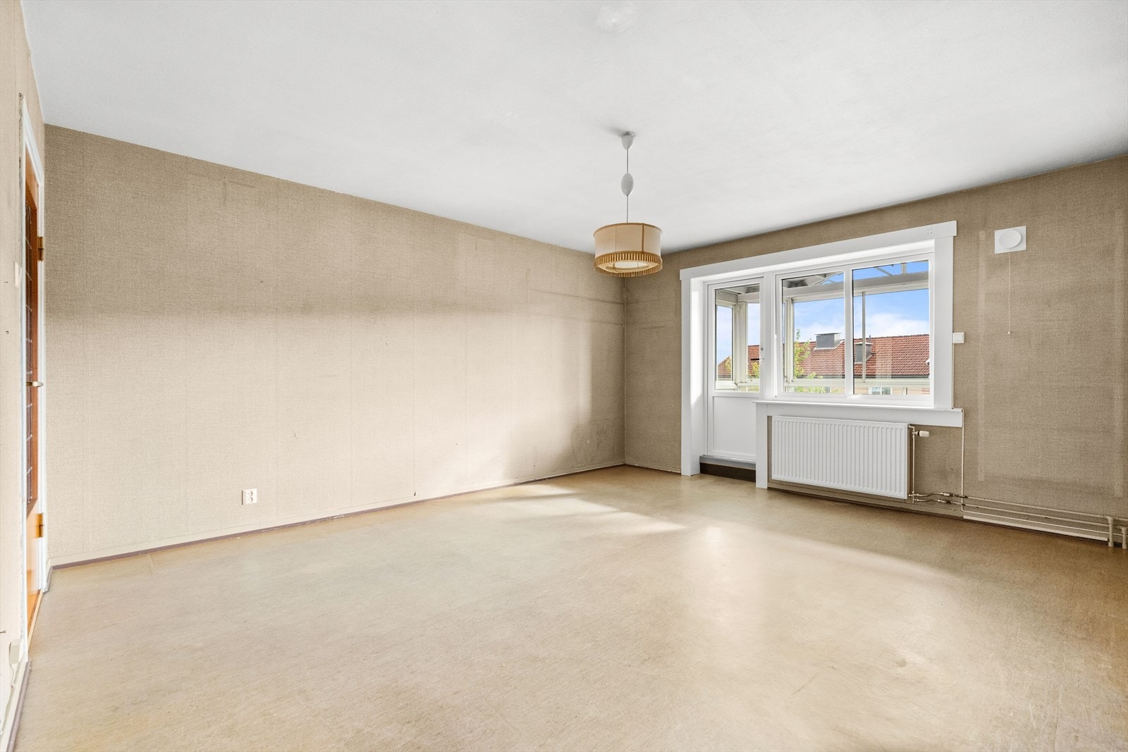 Romslig stue med stort potensial til å bli et meget hyggelig oppholdsrom Galleribilde