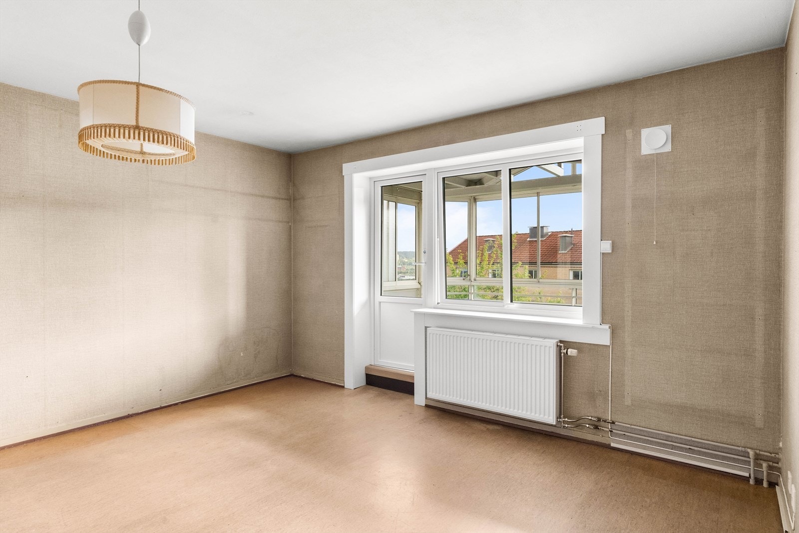 Fra stuen er det direkte adkomst til innglasset balkong med gode solforhold Galleribilde