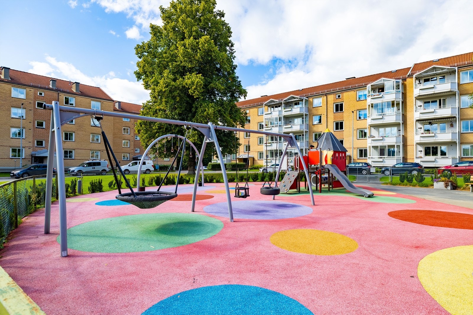 Det er en flott lekeplass i borettslaget omringet av vakre grøntområder Galleribilde