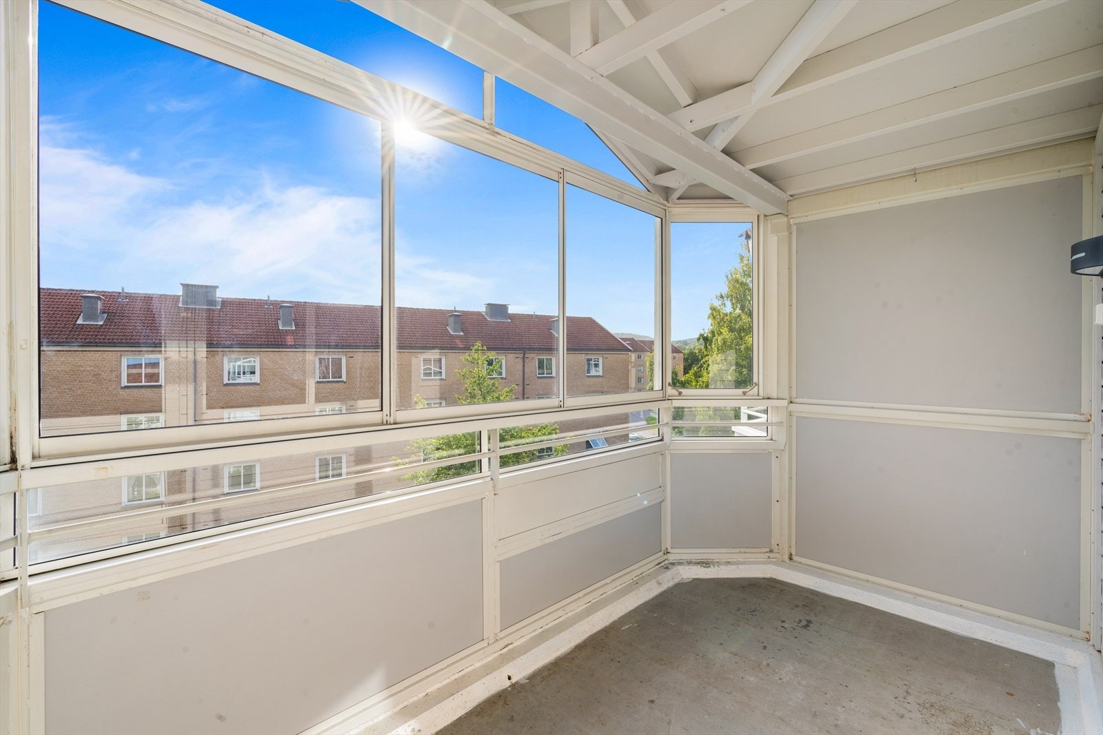 Balkong med god plass til en hyggelig sittegruppe, beplantning og grill Galleribilde