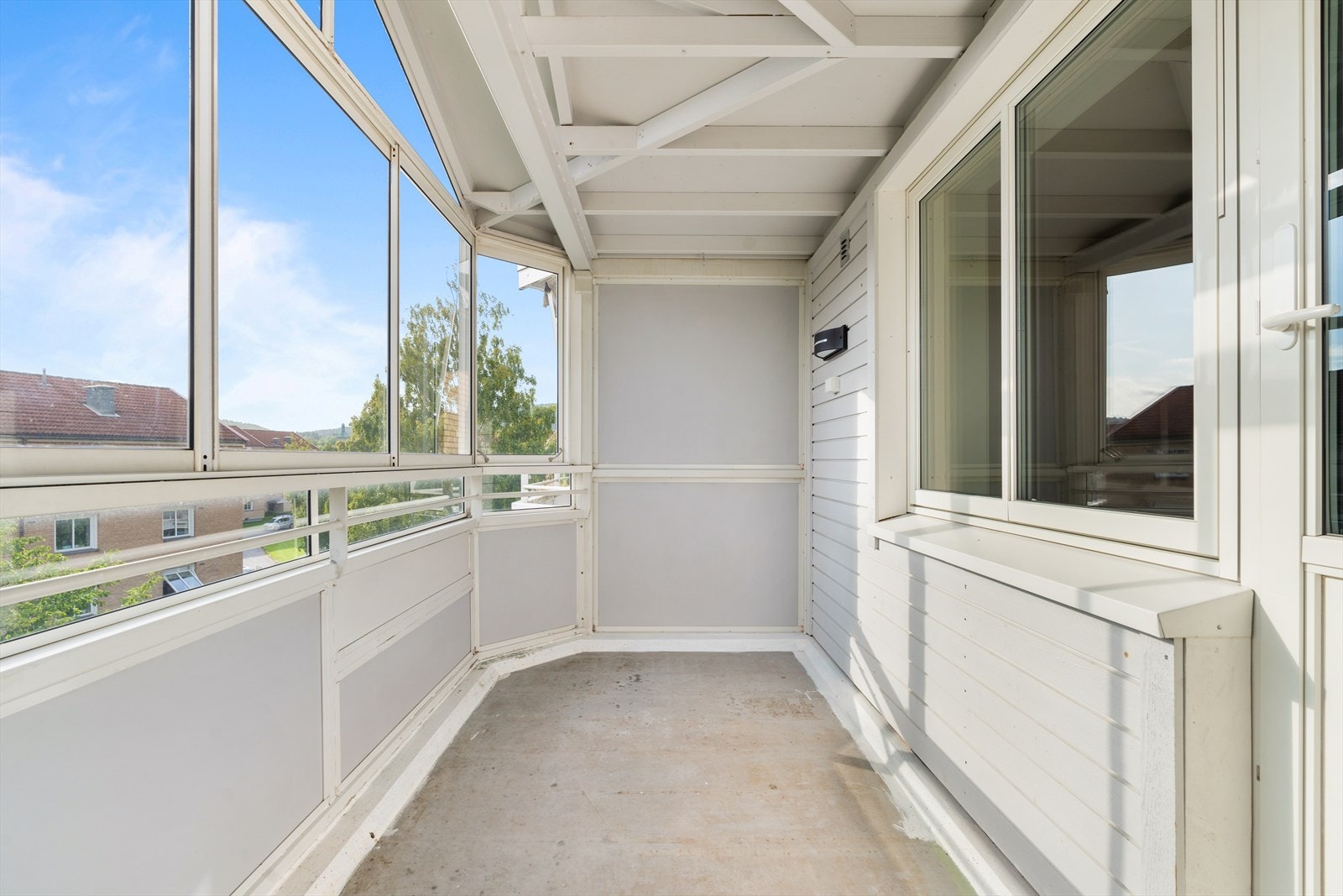 Balkong med utgang fra stue til balkong. Her er det flott utsikt over borettslagets grøntområde Galleribilde