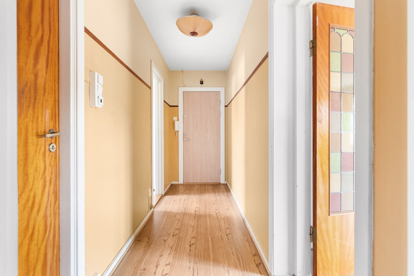 Lys og hyggelig entré. Fra entreen er det adkomst til alle boligens rom Galleribilde