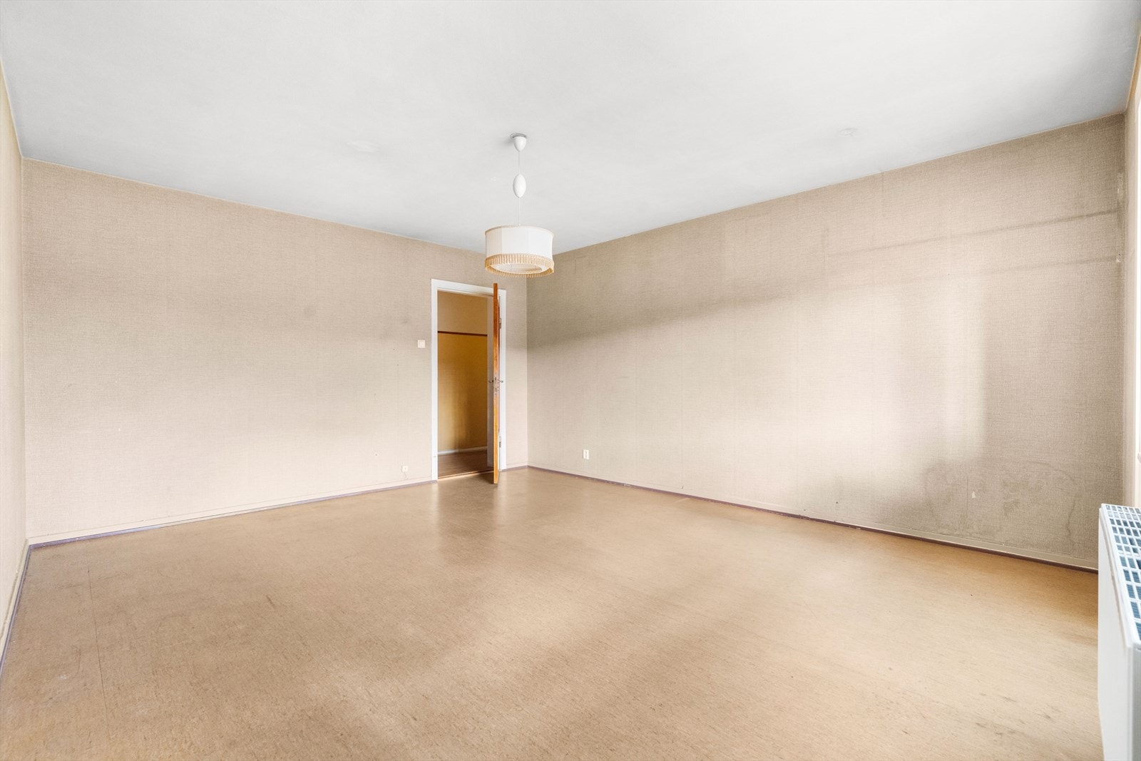 Lys, stor og møbleringsvennlig stue. Galleribilde