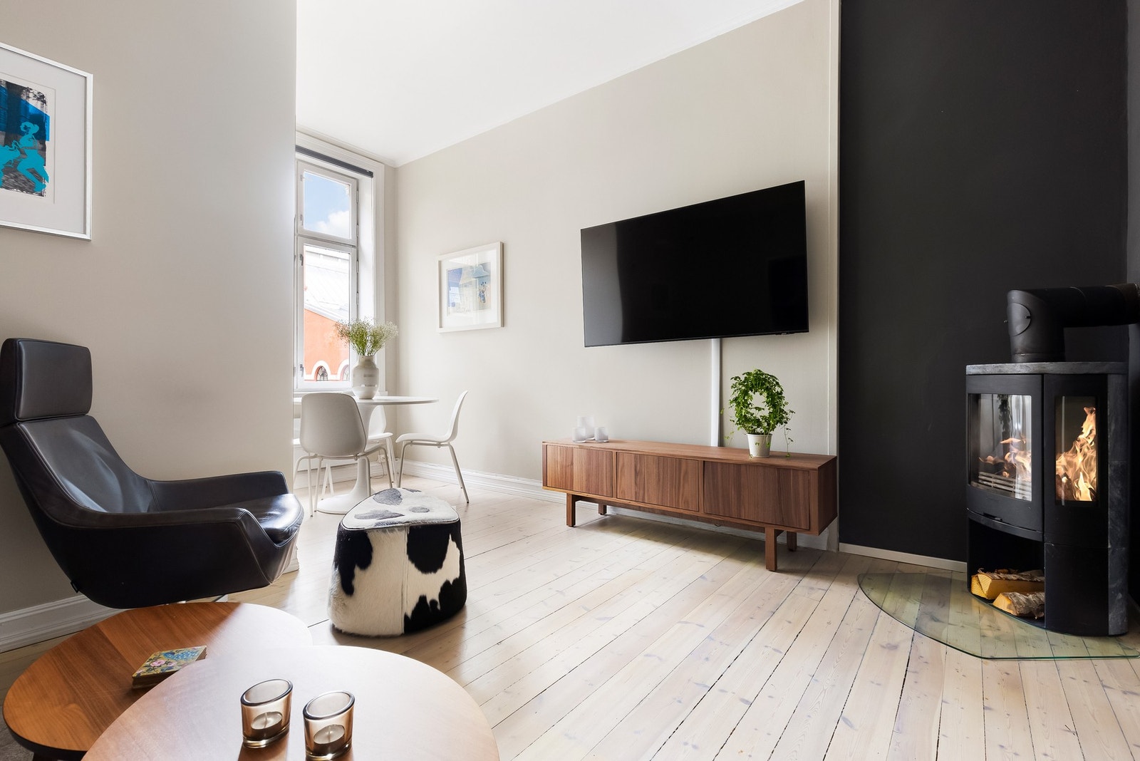 God takhøyde, høye klassiske krysspostvinduer og peis med kleberstein. Galleribilde