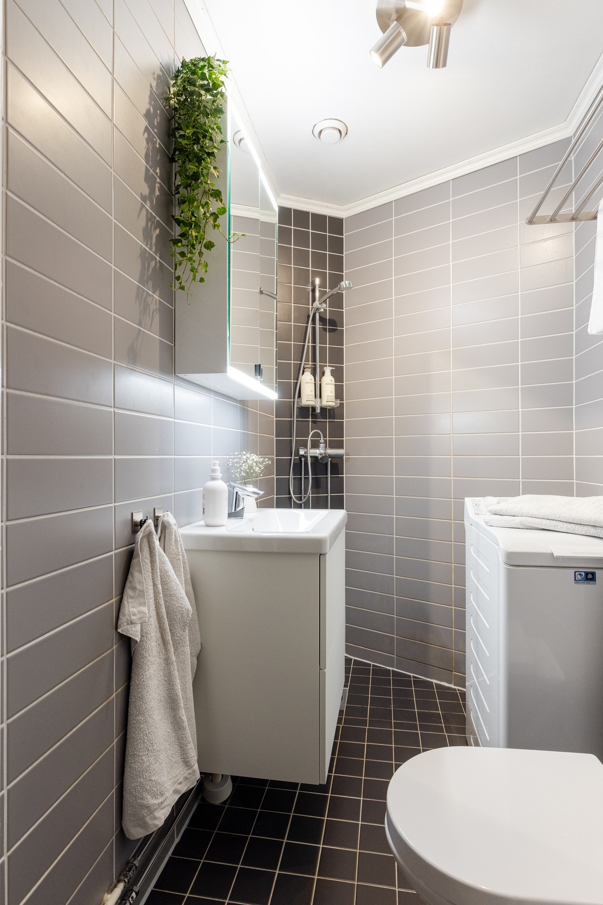 På badet er det innredning med nedfelt servant, veggmontert toalett og dusjvegger/hjørne. Galleribilde