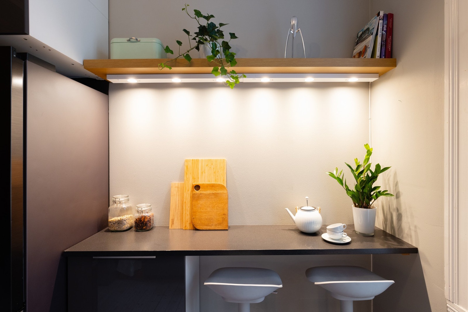 Det er en koselig barløsning med plass til et par barstoler; her kan frokosten nytes! Galleribilde