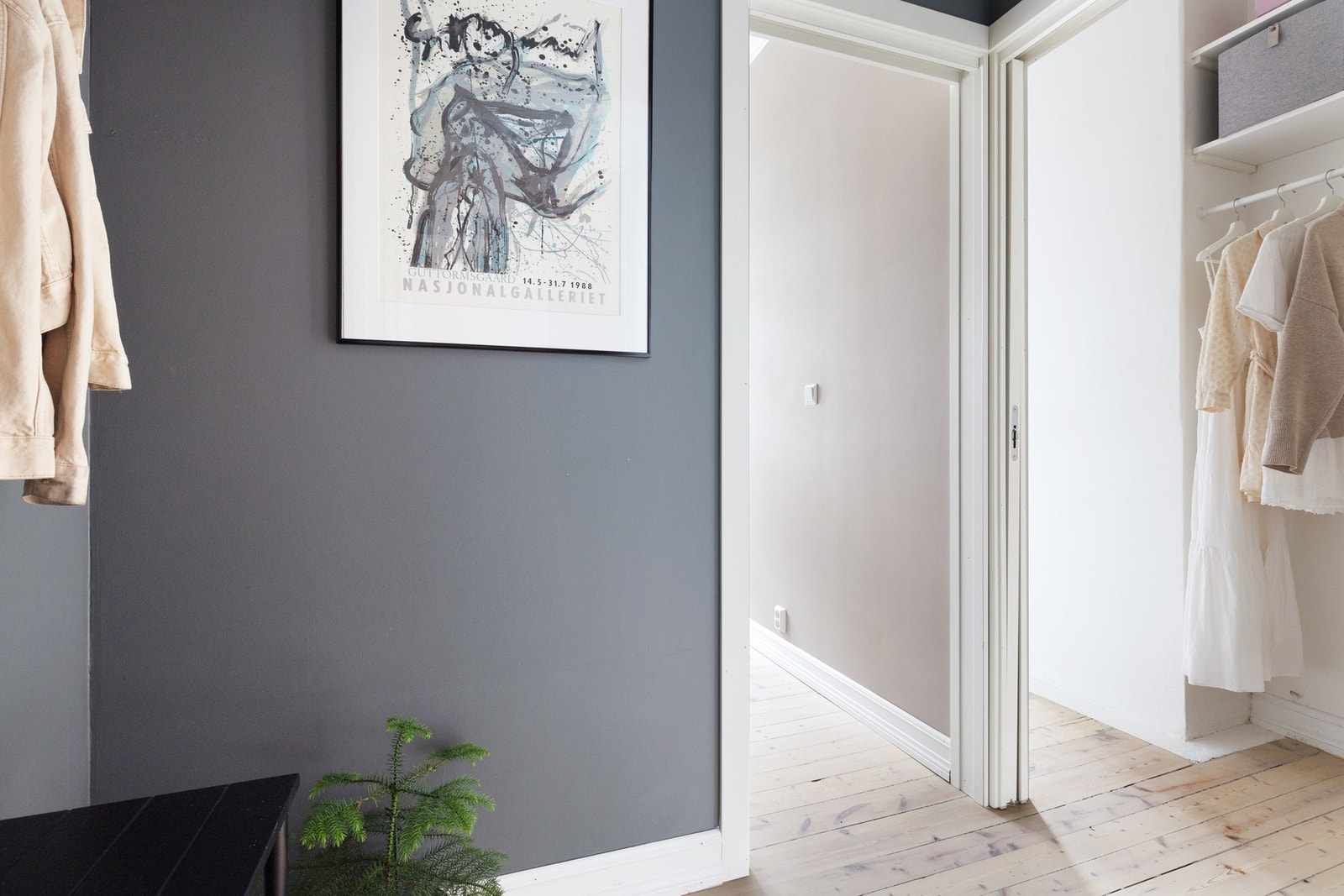 I leiligheten er det rikelig med plass for oppheng av klær. Galleribilde