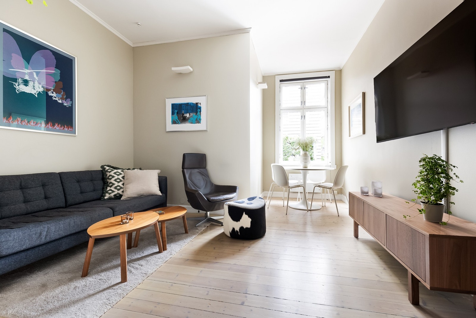 Dette er en fin og sjarmerende 4-roms leilighet i ærverdig bygård. Leiligheten kan enkelt tilbakeføres til original løsning, som er med to soverom. Innhugg i stuen på bilde er lettvegger. Galleribilde