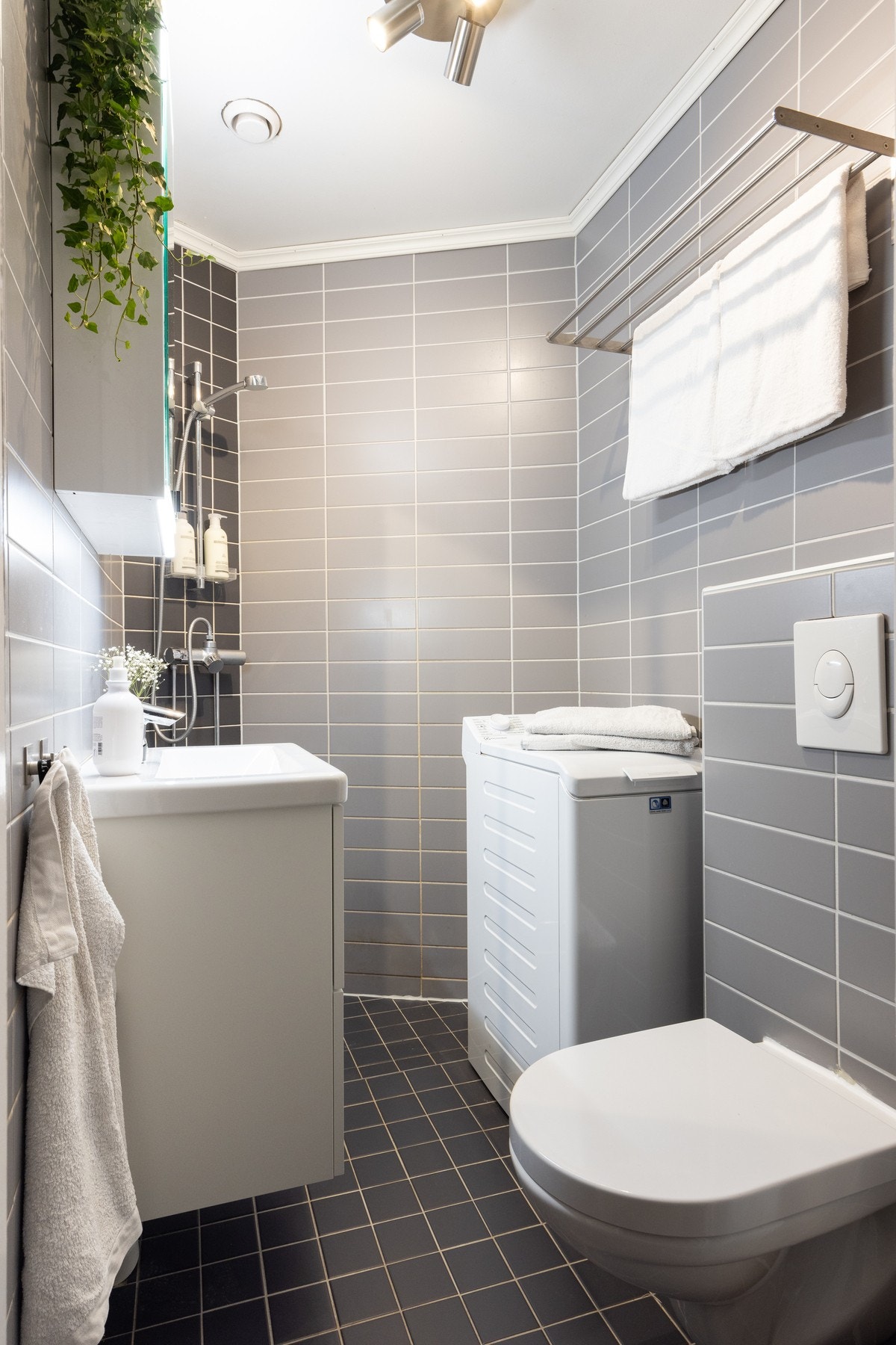 Lekkert, flislagt bad med gulvvarme. Badet ble pusset opp i 2014. Galleribilde