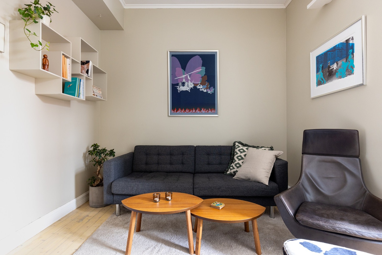 Det er naturlig soneinndeling og plass til sofagruppe, spisebord og annet møblement. Galleribilde