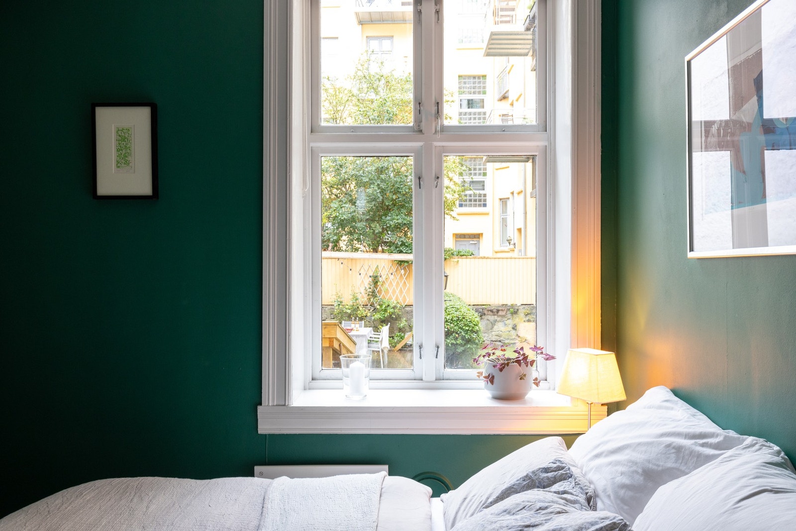 Det er i tillegg et stort garderobeskap med god plass til oppbevaring av yttertøy. Galleribilde