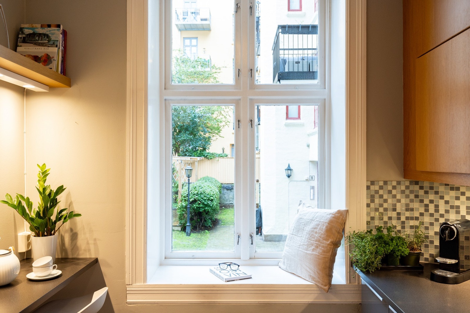 Kjøkkenet vender inn mot rolig bakgård. Galleribilde