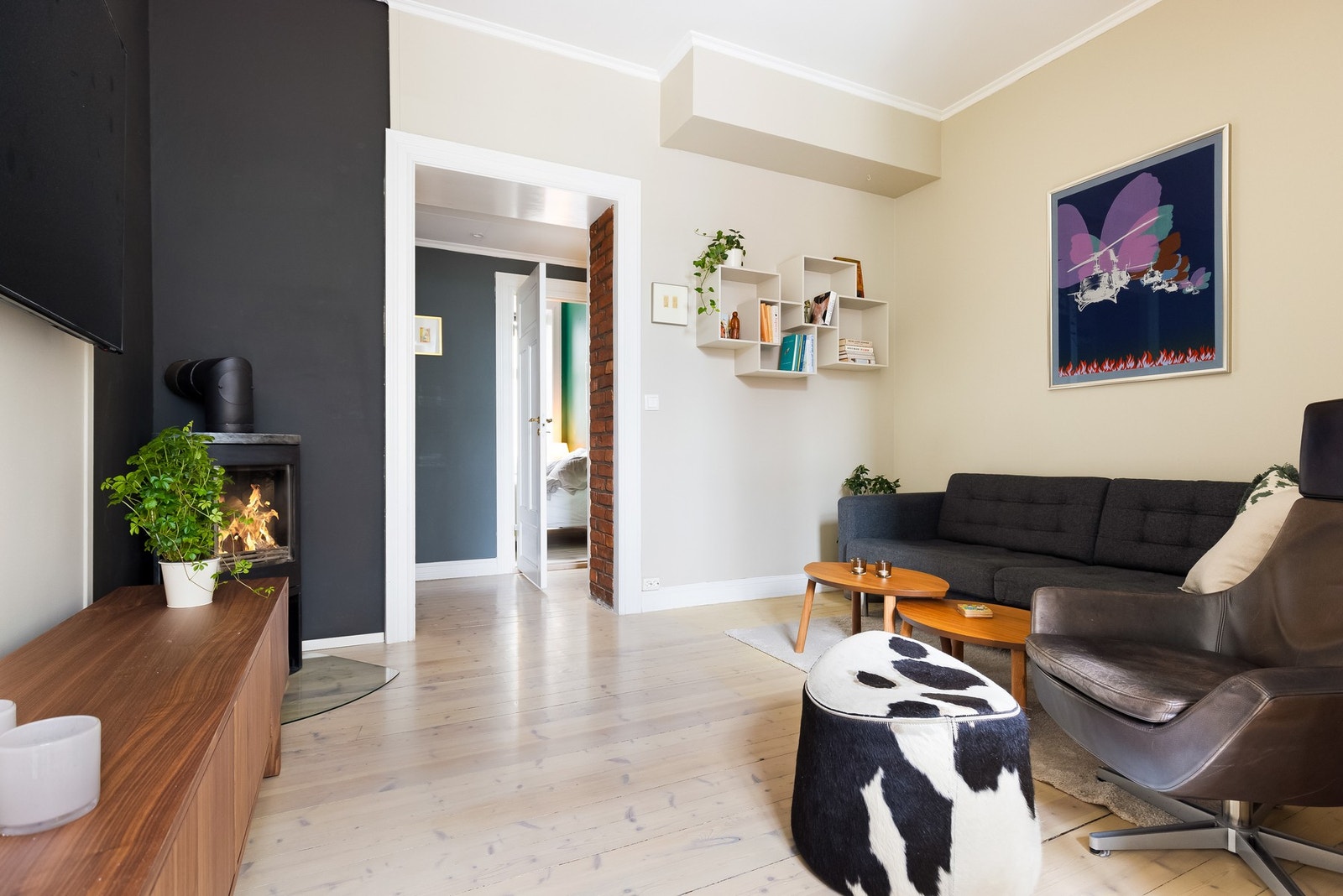 I hele leiligheten (med unntak av hovedsoverommet) er det beholdt det originale tregulvet fra 1898 - det ble slipt og hvitoljet i 2017. Galleribilde