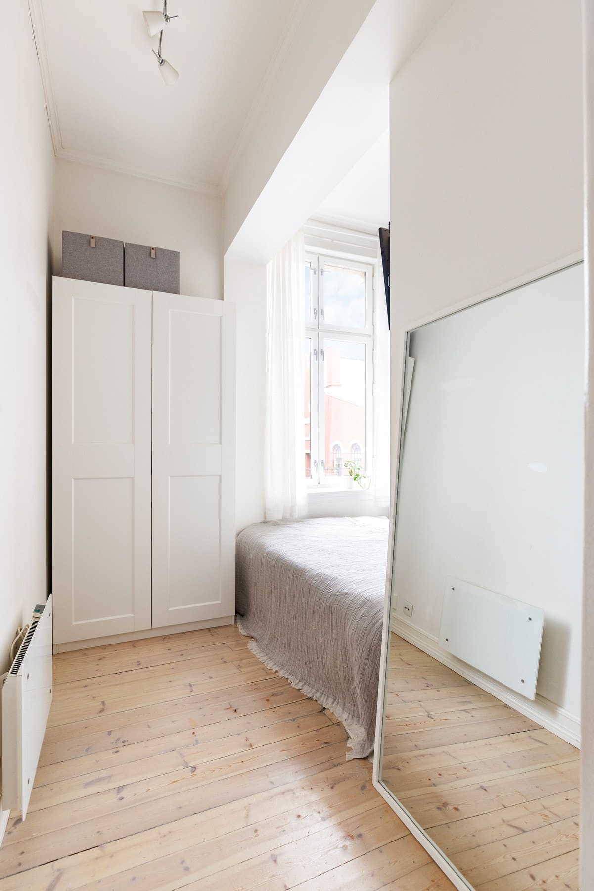 Her er det plass til bred seng eller sovesofa, samt garderobeskap. Galleribilde