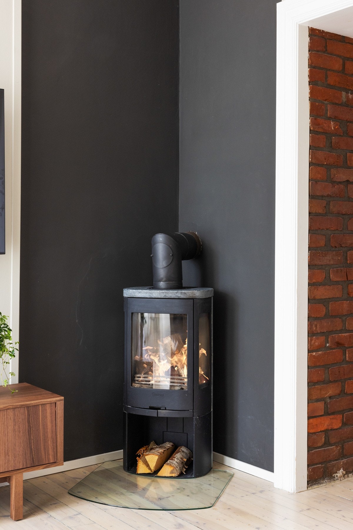 Stuen har en moderne peisovn fra 2017 (pipeløp rehabilitert i 2015) som varmer godt på kalde høst- og vinterdager, samt sørger for hygge. Galleribilde